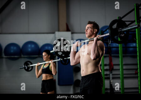 L'homme et la femme barbell levage Banque D'Images