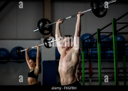 L'homme et la femme barbell levage Banque D'Images