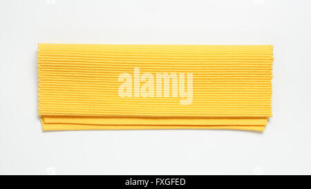 Napperon en coton côtelé jaune pliée Banque D'Images