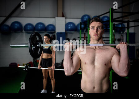 L'homme et la femme barbell levage Banque D'Images