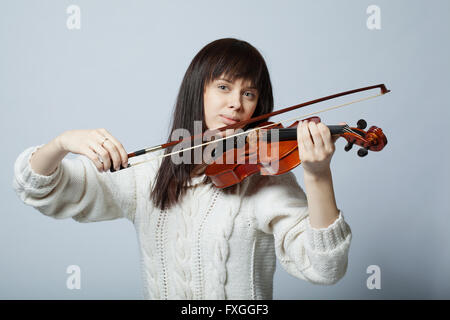 Belle fille avec violon studio shot Banque D'Images