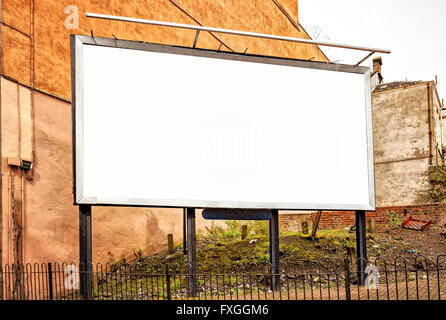 Image de chèque en blanc panneau publicitaire en milieu urbain. Banque D'Images