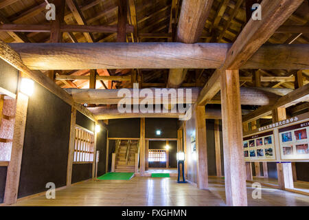 Le Japon, Château Kumamoto. Iidamaru-Go-Kai yagura, cinq étages de la tour. Vue de l'intérieur le long du plancher avec des poutres de cèdre massif soutenant le toit. Banque D'Images