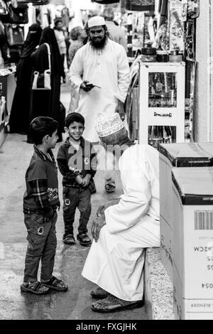 La vie de famille dans le Souk de Muttrah (Al) Dhalam, Muscat, Sultanat d'Oman Banque D'Images