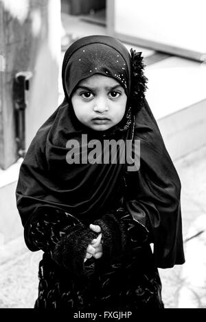 Une jeune fille portant un hijab omanais, Muttrah Souk (Al) Dhalam, Muscat, Sultanat d'Oman Banque D'Images
