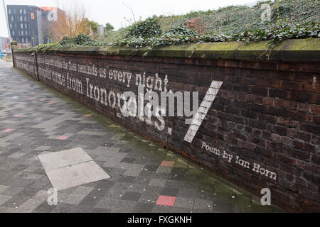 Ironopolis le poème sur un mur dans le centre de Middlesbrough, Angleterre. Ian Horn's Poem est sur l'affichage dans la zone BoHo. Banque D'Images