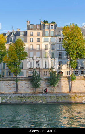 Paris Quai d'Orléans, vue sur les immeubles d'appartements situés le long du Quai d'Orléans sur l'Ile St-Louis, Paris, France. Banque D'Images