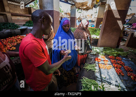 Le Mozambique, l'Afrique, un homme vente de légumes au marché de la ville. Banque D'Images