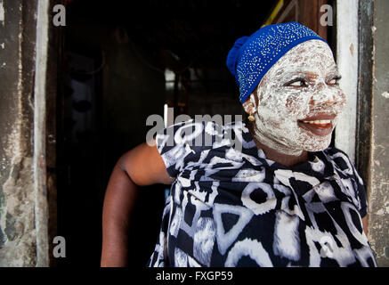 Au Mozambique, un portrait d'une femme avec un visage blanc de couleur. Banque D'Images