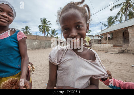 Au Mozambique, les filles l'amitié de sourire et de poser. Banque D'Images