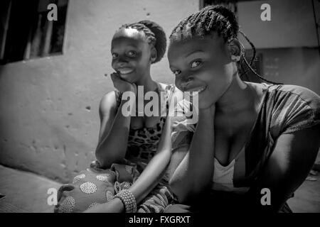 Le Mozambique, deux filles l'amitié de sourire et de poser, noir et blanc, B&W. Banque D'Images