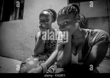 Le Mozambique, deux filles l'amitié de sourire et de poser, noir et blanc, B&W. Banque D'Images