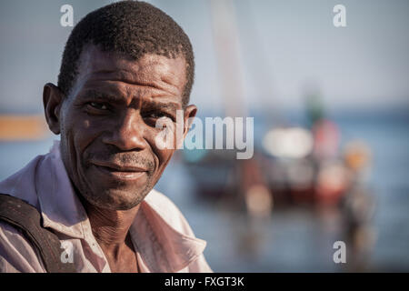 Le Mozambique, Afrique du Sud,le portrait d'une peau bronzée smiling man. Banque D'Images