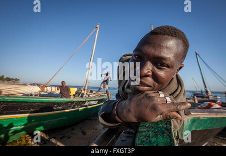 Le Mozambique, Afrique du Sud,le portrait d'une peau bronzée smiling man. Banque D'Images