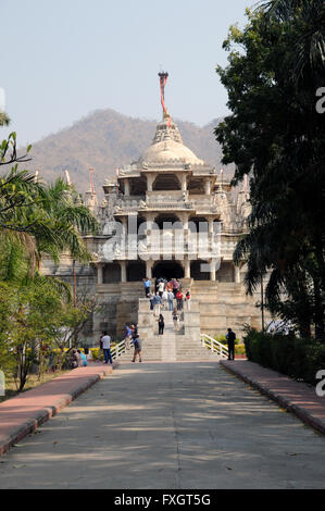 Entrée principale du temple le plus visité au temple Jain de Ranakpur complexe, près de Sadri au Rajasthan, Inde du Nord.Le Jaïnisme Banque D'Images