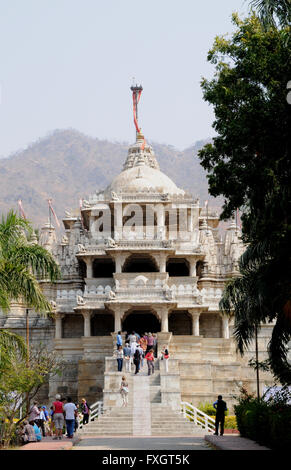 Entrée principale du temple le plus visité au temple Jain de Ranakpur complexe, près de Sadri au Rajasthan, Inde du Nord.Le Jaïnisme Banque D'Images