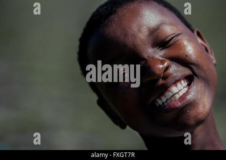 Le Mozambique, Afrique du Sud,le portrait d'une femme souriante. Banque D'Images