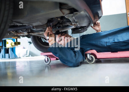 Mechanic repairing a car Banque D'Images