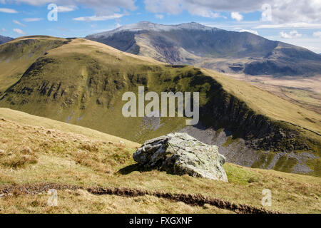 À Cynghorion à Moel & Mt Snowdon au-delà du bas chemin Foel Goch dans les montagnes sauvages du parc national de Snowdonia (Eryri) Wales UK Banque D'Images