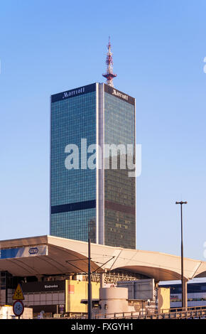 Varsovie, Pologne - 22 janvier 2016 : hôtel Marriott à Varsovie, Pologne plus de la Gare Centrale. Banque D'Images