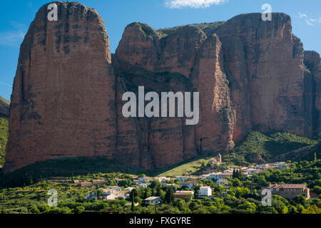 Village de Riglos sous le conglomérat rocheux des Mallos de Riglos, Province de Huesca, Aragon, Espagne. Banque D'Images