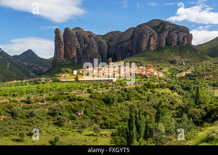 Village d'Agüero sous le conglomérat rocheux des Mallos de Riglos, Province de Huesca, Aragon, Espagne. Banque D'Images