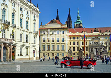 Prague, République tchèque. Hradcanske namesti / Place du Château. Le Château de Prague et les flèches de la Cathédrale St Vitus - vintage car giv Banque D'Images