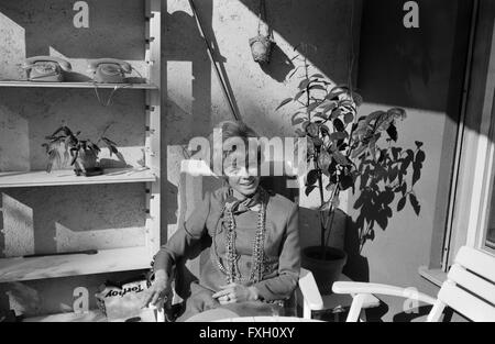 Deutsche Schauspielerin Grit Boettcher im Wohnzimmer, Deutschland 1960 er Jahre. L'actrice allemande Grit Boettcher dans la salle de séjour, de l'Allemagne des années 1960. 24x36 swNeg478 Banque D'Images