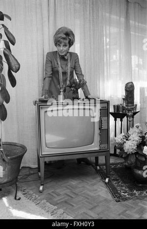 Deutsche Schauspielerin Grit Boettcher im Wohnzimmer, Deutschland 1960 er Jahre. L'actrice allemande Grit Boettcher dans la salle de séjour, de l'Allemagne des années 1960. 24x36 swNeg478 Banque D'Images