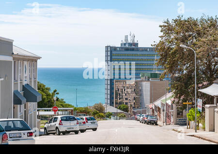 PORT ELIZABETH, AFRIQUE DU SUD - Le 27 février 2016 : une scène de rue à Port Elizabeth avec l'Océan Indien à l'arrière Banque D'Images