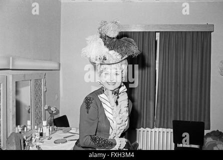 Deutsch österreichische Schauspielerin und Tänzerin, Marika Rökk Sängerin, Deutschland 1970 er Jahr. L'actrice autrichienne allemande, danseuse et chanteuse Marika Roekk, l'Allemagne des années 1970. 24x36 swNeg638 Banque D'Images