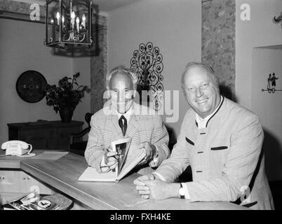 Und der Bergsteiger Réalisateur Luis Trenker (liens), Deutschland 1970 er Jahre. D'alpiniste et film réalisateur Luis Trenker (à gauche), l'Allemagne des années 1970. 24x36 swNegVK17 Banque D'Images