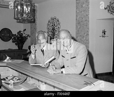 Und der Bergsteiger Réalisateur Luis Trenker (liens), Deutschland 1970 er Jahre. D'alpiniste et film réalisateur Luis Trenker (à gauche), l'Allemagne des années 1970. 24x36 swNegVK17 Banque D'Images