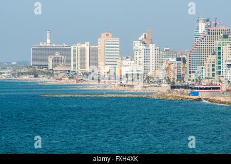 Vue depuis le parc Abrasha à Jaffa, Tel-Aviv, Israël avec Opera Tower, Tour du Roi David et beach hôtels Banque D'Images