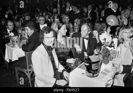 Der deutsch Fußballspieler Franz Beckenbauer bei der Soiree der Stars am 11.01.1975 in München, Deutschland 1970 er Jahre. Joueur de football allemand Franz Beckenbauer au 'Soiree der Stars' le 11 janvier 1975 à Munich, Allemagne des années 1970. 24x36 swNegSS88 Banque D'Images