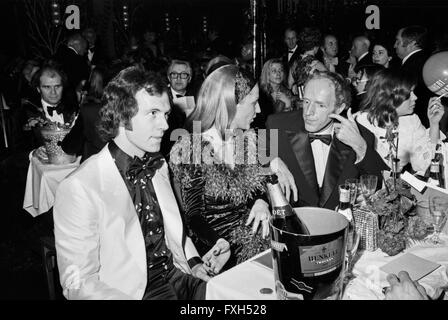 Der deutsch Fußballspieler Franz Beckenbauer bei der Soiree der Stars am 11.01.1975 in München, Deutschland 1970 er Jahre. Joueur de football allemand Franz Beckenbauer au 'Soiree der Stars' le 11 janvier 1975 à Munich, Allemagne des années 1970. 24x36 swNegSS88 Banque D'Images