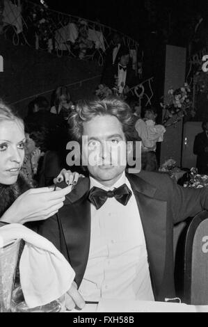 Der amerikanische Acteurs et Actrices Michael Douglas beim SPIO Filmball à München 1976, Deutschland 1970 er Jahre. L'acteur américain Michael Douglas à la SPIO Filmball à Munich 1976, l'Allemagne des années 1970. 24x36 swNegV104 Banque D'Images