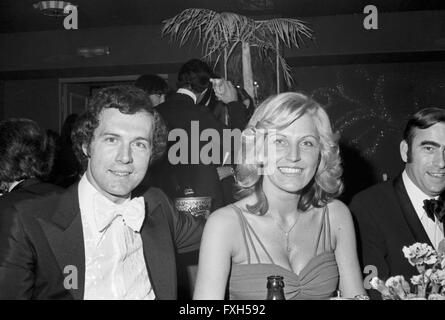 Der Deutsche Fußballspieler Franz Beckenbauer mit Ehefrau Brigitte beim SPIO Filmball à München 1976, Deutschland 1970 er Jahre. Joueur de football allemand Franz Beckenbauer avec sa femme Brigitte au SPIO Filmball à Munich 1976, l'Allemagne des années 1970. 24x36 swNegV104 Banque D'Images