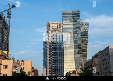 Office de Tourisme de tours et de gratte-ciel résidentiel dans quartier Lev HaIr vu depuis le Boulevard Rothschild à Tel Aviv, Israël ville Banque D'Images