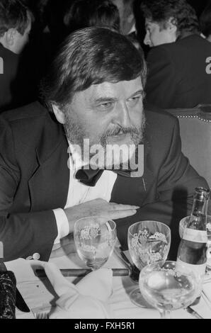 Acteurs et Actrices und der Schweizer Réalisateur Bernhard Wicki beim Deutschen Filmball am 15.01.1980 in München, Deutschland 1980er Jahre. L'acteur et réalisateur suisse Bernhard Wicki au Deutscher Filmball le 15 janvier 1980 à Munich, Allemagne des années 1980. 24x36 swNegV178 Banque D'Images