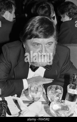 Acteurs et Actrices und der Schweizer Réalisateur Bernhard Wicki beim Deutschen Filmball am 15.01.1980 in München, Deutschland 1980er Jahre. L'acteur et réalisateur suisse Bernhard Wicki au Deutscher Filmball le 15 janvier 1980 à Munich, Allemagne des années 1980. 24x36 swNegV178 Banque D'Images