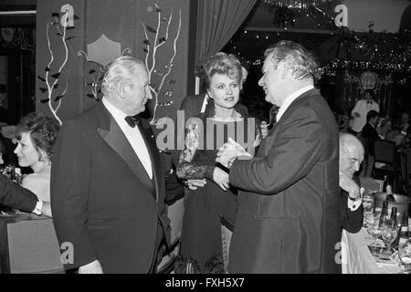 Hanna Schygulla Deutsche Schauspielerin mit Produzent Luggi Waldleitner (liens) beim Deutschen Filmball am 11.01.1981 in München, Deutschland 1980er Jahre. L'actrice allemande Hanna Schygulla producteur Luggi Waldleitner avec (à gauche) au Deutscher Filmball le 11 janvier 1981 à Munich, Allemagne des années 1980. 24x36 swNegV200 Banque D'Images