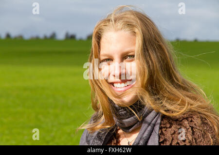 Portrait d'une femme heureuse dans le vent Banque D'Images