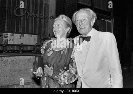 Acteurs et Actrices Der Deutsche Ernst Fritz Fürbringer bei der Premiere des Theaterstück "Champagner Comedy', Deutschland 1980 er Jahre. L'acteur allemand Ernst Fritz Fuerbringer lors de la première de la pièce "Champagner Komoedie", l'Allemagne des années 1980. 24x36 swNegV188 Banque D'Images