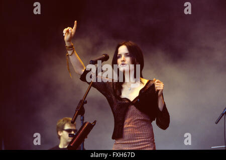 Andrea Corr jouait avec le Corr's au festival de Glastonbury 1999, Somerset, Angleterre, Royaume-Uni. Banque D'Images