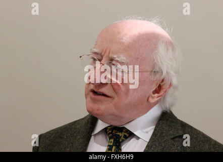 Le président d'Irlande Michael D Higgins visiter Derry au cours de la ville de la Culture Banque D'Images