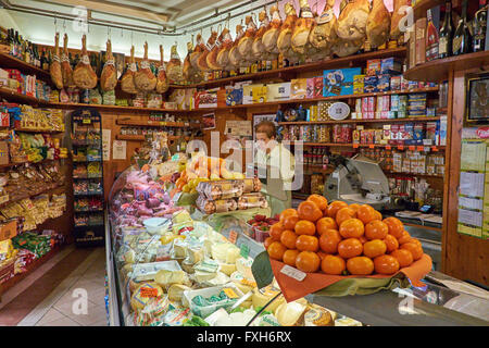 Forno Alimentari G. Giurlani. Intérieur de boutique italienne montrant les jambons, fromages et une gamme d'autres marchandises. Banque D'Images