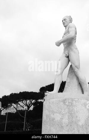 Statue de l'athlète dans le Stadio dei Marmi. Stade des billes d'un complexe sportif au Foro Italico à Rome, Italie Banque D'Images