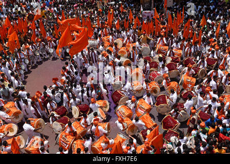 Groupe jouant à Guddi Padwa procession, Mumbai Banque D'Images