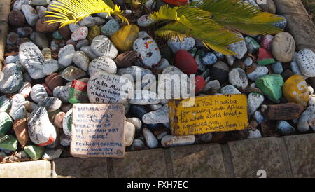 Les messages de belles personnes dans le monde entier écrit sur rochers à l'extérieur de la maison de Nelson Mandela Banque D'Images